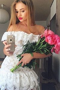 Ника, метро Площадь Революции